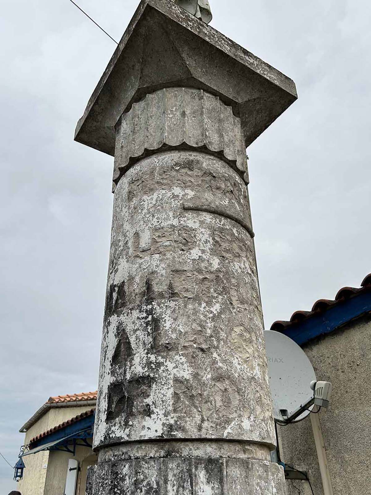 statue vierge avant socle taille